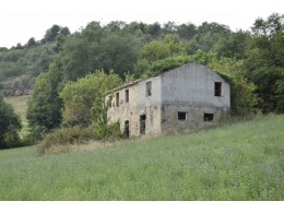 FARMHOUSE TO BE RESTORED FOR SALE IN THE MARCHE REGION, NESTLED IN THE ROLLING HILLS OF THE MARCHE in the municipality of Montefiore dell'Aso in Italy